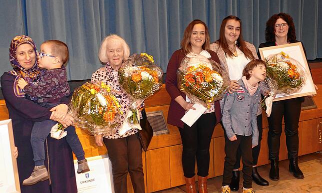 Der Sozialpreis 2023 der Stadt Hüfingen geht an Emine Sems (von links) mit Sohn Orhan, Irene Reitze, Manuela Hirt, Stefanie Albicker mit ...