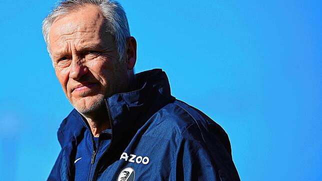 Freiburgs Trainer Christian Streich tritt vor der Fortsetzung der Bundesligasaison auf die Euphoriebremse &ndash; was derzeit gar nicht ...