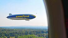Formationsflug mit den beiden Zeppelinen, einer Cessna und einer Superstall.