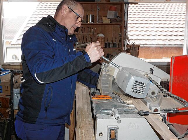 Bild 3: Glühende Scheiben sausen ins Tal! So werden die Holzscheiben für das Scheibenschlagen hergestellt