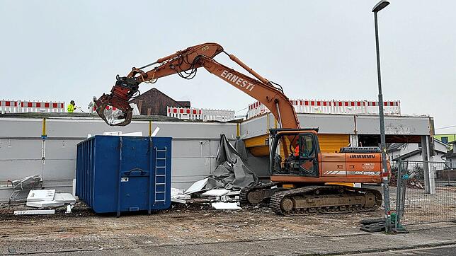 Am Montag haben die Abbrucharbeiten auf dem Grundstück begonnen, gefolgt von umfangreichen Tief- und Straßenbauarbeiten, die die ...