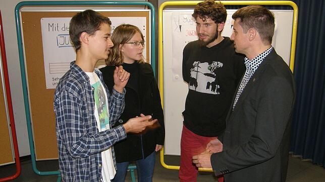 Als Vorsitzende des neuen Allensbacher Jugendbeirats haben die Jugendlichen (von links) Luca Barreca, Maja Werner und Dennis Barth ...