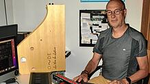Einen ganzen Schreibtisch voll mit klingender Technik hat Michael Neymeyer in seinem Arbeitszimmer.