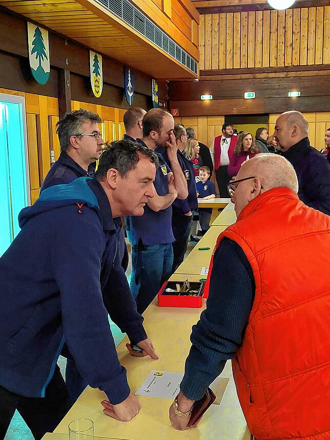 Bild 4: So feiert Mike Biehler seinen Wahlsieg in Görwihl