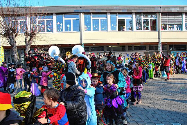 Polonaise auf dem Schulhof.