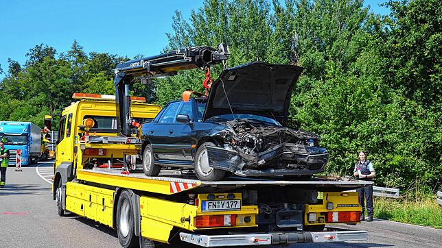 Das Fahrzeug der Unfallverursacherin wird von der B33 abtransportiert.