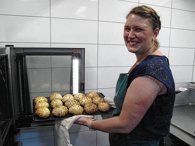 Jeden Morgen werden die selbst gemachten Brötchenrohlinge für die Frühstücke im Ofen aufgebacken.
