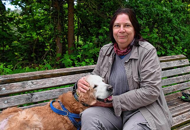 Doris Grießhammer mit ihrem 13 Jahre alten Golden Retriever Nando beim Spaziergang am Aach-Ufer.