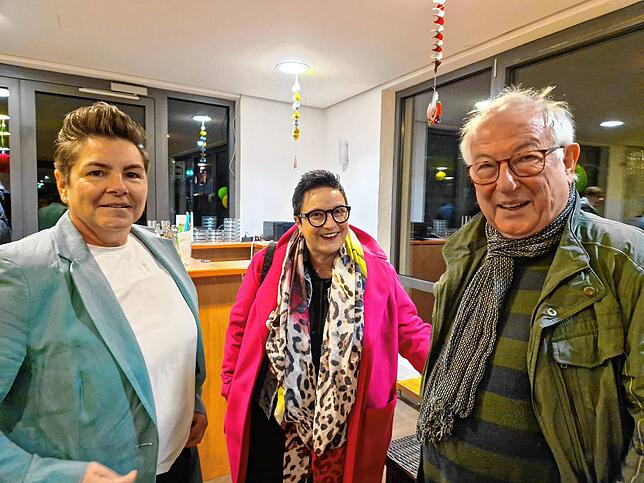 Gemeinschaftsschulleiterin Iris Engelmann (Mitte) nutzte die Gelegenheit bei der anschließenden Diskussion in der Gaststätte Dorfkrug ...
