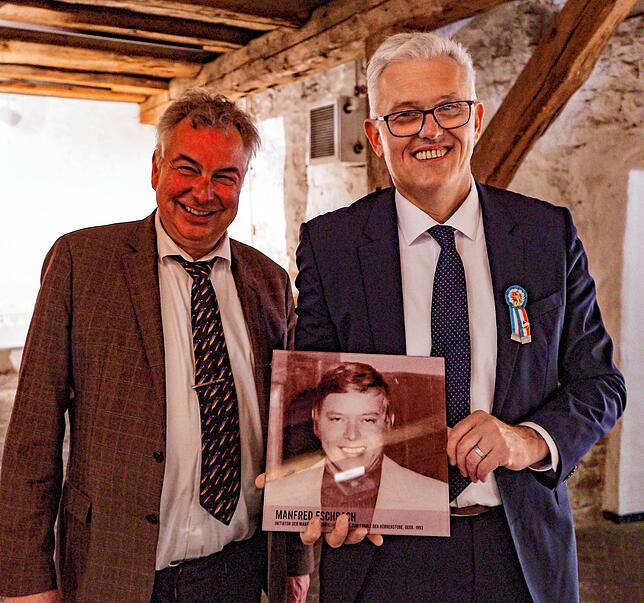 Das Foto des Förderers Manfred Eschbach in Hand von Zunftmeister Joachim Schneider (rechts), daneben Vize Gerd Jacobshagen.