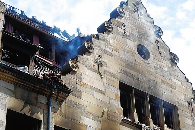 Noch immer dringt Qualm aus dem Gebäude. Die Löscharbeiten dauern auch am Freitag, 26. Juli, noch an.