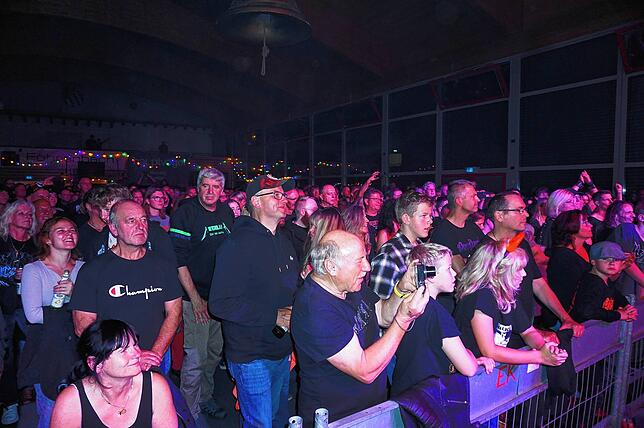 Bild 17: Barock serviert musikalisches Feuerwerk: Bilder der AC/DC Tribute Show in Unadingen