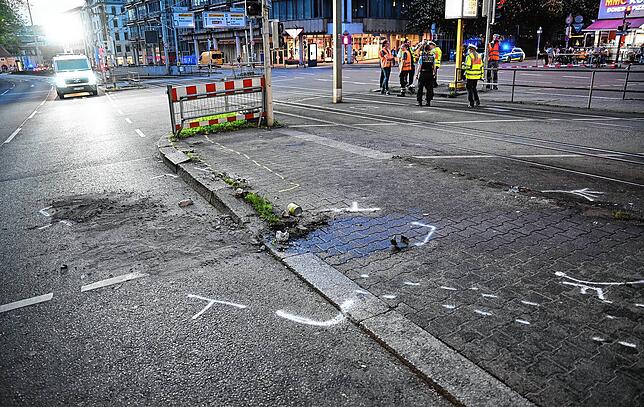 Kreidezeichen markieren auf der Straße den Unfall.