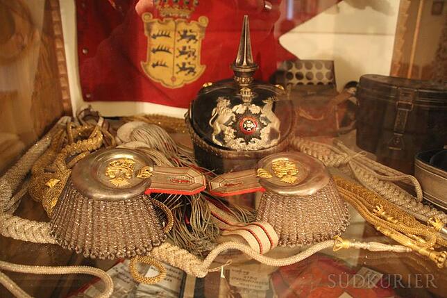 Pickelhaube und Schulterstücke von Graf Zeppelin, der eine militärische Karriere durchlief, bevor er sich dem Luftschiffbau widmete. In ...