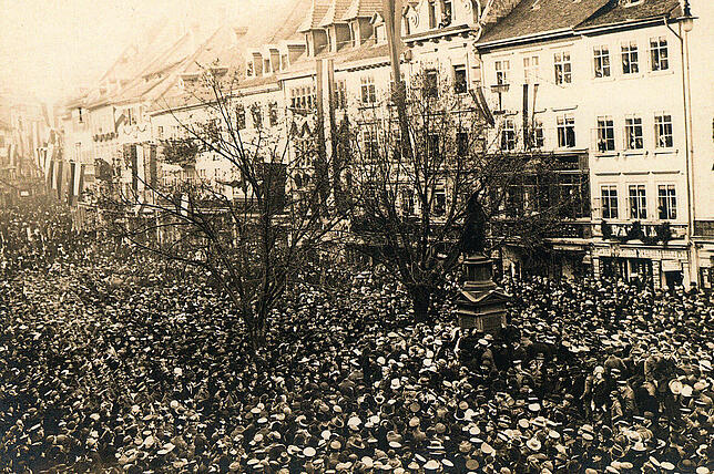 Ein Empfang wie ein Triumphzug: Empfang der Konstanzer Garnison auf der Marktstätte am 12. Januar 1919. Hier werden Sieger, nicht ...