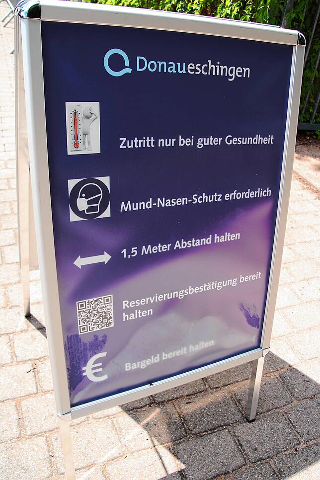 Im Eingangsbereich werden die Besucher auf wichtige Infos aufmerksam gemacht.
