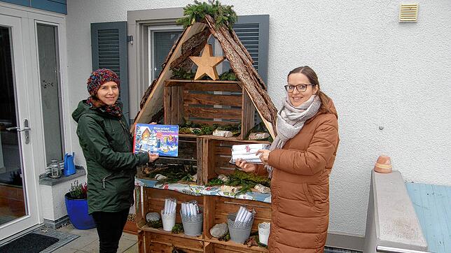 Doreen Hess (links) und Priszilla Keller haben einen Adventskalender organisiert, bei dem Familien und Institutionen auf der ganzen ...