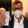Medizinprodukt-Experte Roland Ballier hält seinen negativen Corona-Schnelltest in der Hand. Es ist ein einfacher Speicheltest, der ...