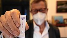 Medizinprodukt-Experte Roland Ballier hält seinen negativen Corona-Schnelltest in der Hand. Es ist ein einfacher Speicheltest, der ...