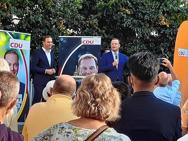 Felix Schreiner (links) und Jens Spahn (rechts) auf der Bühne in Albbruck.