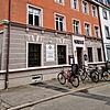 Im Dachgeschoss dieses Radolfzeller Hauses starb ein 50 Jahre alter Mann. Er soll von einer 44-jährigen Mieterin erstochen worden sein. ...