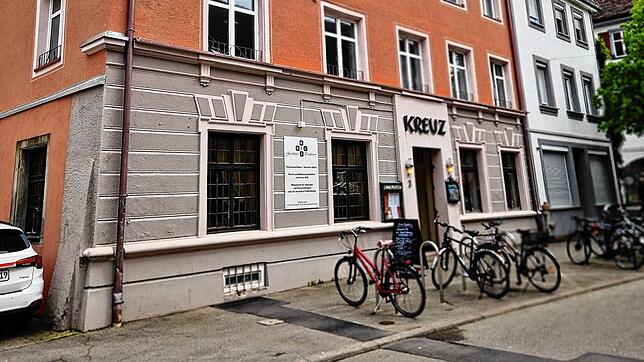 Im Dachgeschoss dieses Radolfzeller Hauses starb ein 50 Jahre alter Mann. Er soll von einer 44-jährigen Mieterin erstochen worden sein. ...