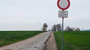 Kein Geld mehr für eine Reparatur: Die Gemeindeverbindungsstraßen – wie diese auf der Hirschhalde bei Bad Dürrheim Anfang 2025 – sind ...