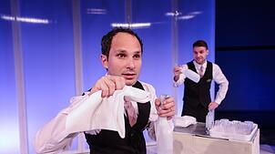 Eine Szene aus dem Theaterstück, in dem der erblindete Saliya Kahawatte es dank seines Ehrgeizes schafft, Hotelfachmann zu werden. Foto: ...