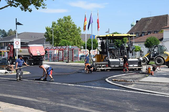 Nach der Fahrbahn kümmerten sich die Arbeiten um die Zufahrt zum Busbahnhof. Diese bekam die Deckschicht, während die Straße zunächst ...