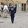 Das triste Bild der Corona-Fasnet 2021: Die Polizei sichert Narros und die Straßen sind am Dienstag in Villingen fast leer.