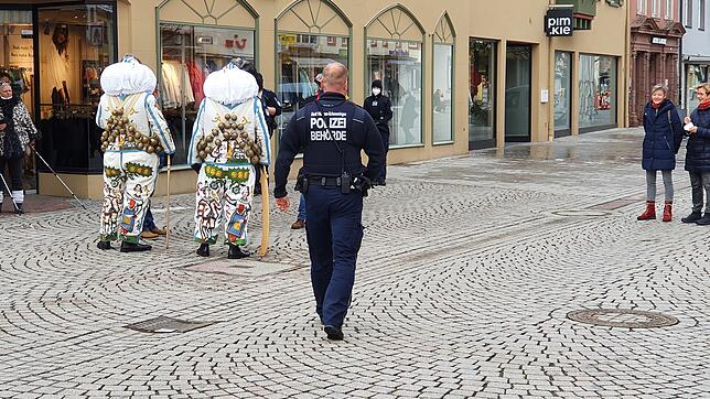 Das triste Bild der Corona-Fasnet 2021: Die Polizei sichert Narros und die Straßen sind am Dienstag in Villingen fast leer.