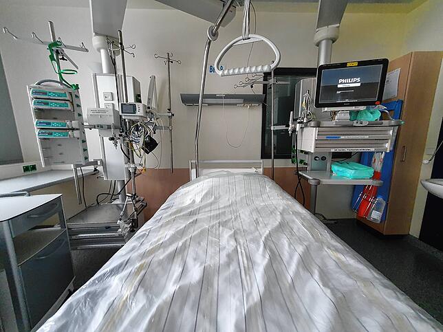Ein Bild aus dem Schwarzwald-Baar-Klinikum: In einem Intensivbett wie diesem verstarben allein vergangene Woche drei Menschen im ...