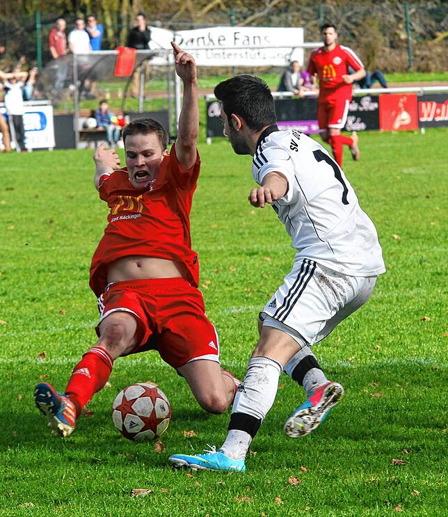 Leidenschaftlich: So nennt Matthias Wenk (links), hier 2013 im Zweikampf mit dem damals für den SV 08 Laufenburg spielenden Sandro ...