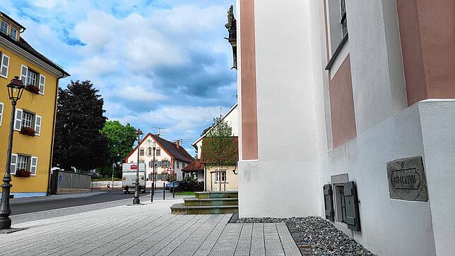 Hauptstraße in Hilzingen: rechts die St. Peter und Paul Kirche, links das Rathaus, geradeaus das Haus mit Pfarrbüro der ...