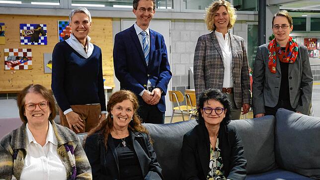 Probesitzen auf einem ehemaligen Förderobjekt der Messmer Stiftung: (hintere Reihe von links) Die Stiftungsvertreter Sabine Adam ...