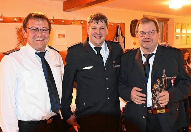 Herbert Renner (links) und Wolfgang Schmid verabschieden Thomas Keller in die Alterswehr. Keller erhielt eine Floriansfigur.