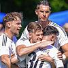 Aufstieg im Visier: Der SV 08 Laufenburg musste beim FC Pfaffenweiler zwar schon vor der Pause auf Eduard Nowak (hinten) verzichten, ...