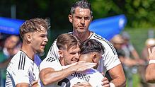 Aufstieg im Visier: Der SV 08 Laufenburg musste beim FC Pfaffenweiler zwar schon vor der Pause auf Eduard Nowak (hinten) verzichten, ...
