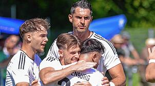 Aufstieg im Visier: Der SV 08 Laufenburg musste beim FC Pfaffenweiler zwar schon vor der Pause auf Eduard Nowak (hinten) verzichten, ...