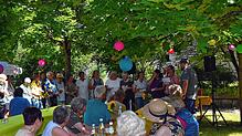 Unter den schattenspendenden Bäumen des Pflegehausgartens können alle Anwesenden den Schlagernachmittag genießen. Foto: Gerd Jerger