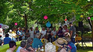 Unter den schattenspendenden Bäumen des Pflegehausgartens können alle Anwesenden den Schlagernachmittag genießen. Foto: Gerd Jerger