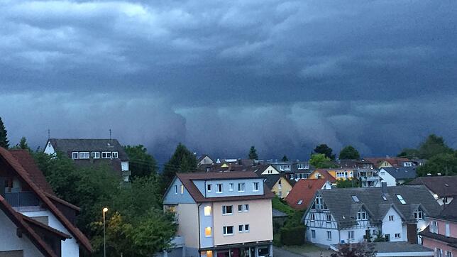 Das Unwetter zieht am Samstagabend über Meersburg.