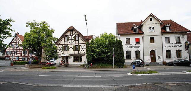 Hier sollen zwei Wohn- und Geschäftshäuser mit Verbindungsbauten errichtet werden. Der Bauantrag für dieses Neubauprojekt wurde bereits ...