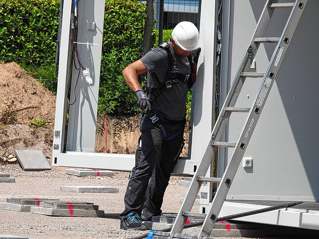 Maßarbeit: Bei der Versetzung der Container ist Genauigkeit gefragt.