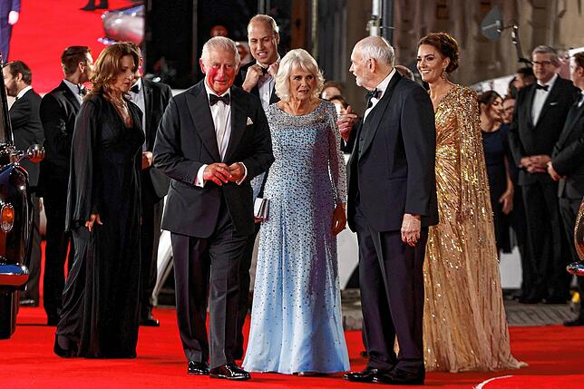 Der britische Prinz Charles, Prinz von Wales (Links), der britische Prinz William, Herzog von Cambridge (Mitte), die britische Camilla, ...
