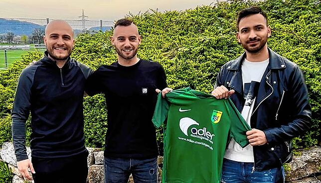 Willkommen: Trainer Eike Elsasser (links) und Sportchef Justin Petretta freuen sich auf Neuzugang Sascha Strazzeri (Mitte).