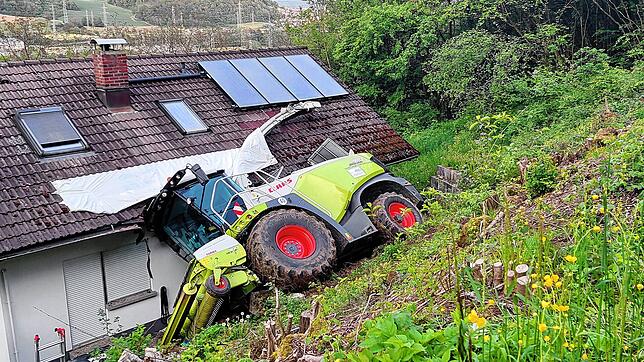 Der Feldhäcksler sitzt an der Hauswand fest. Es handelt sich nicht, wie ursprünglich berichtet, um einen Mähdrescher.