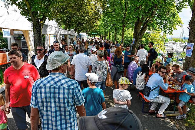 Das rege Treiben in der Karl-Wolf-Straße beim Hausherrenfest 2019. Links zu sehen ist der Stand des MV Böhringen, die Gäste haben sich ...