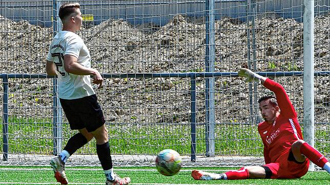 Der SV Deggenhausertal gewinnt 2:0 beim SC Pfullendorf II, weil Torhüter Erik Mutter (Jonas Bentele musste nicht mehr eingreifen) auch ...