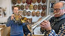 Masken und Musik: Tochter Rosa Häuptle mit ihrer Trompete und Vater Hans-Georg Benz am Flügelhorn teilen ihre Leidenschaften.